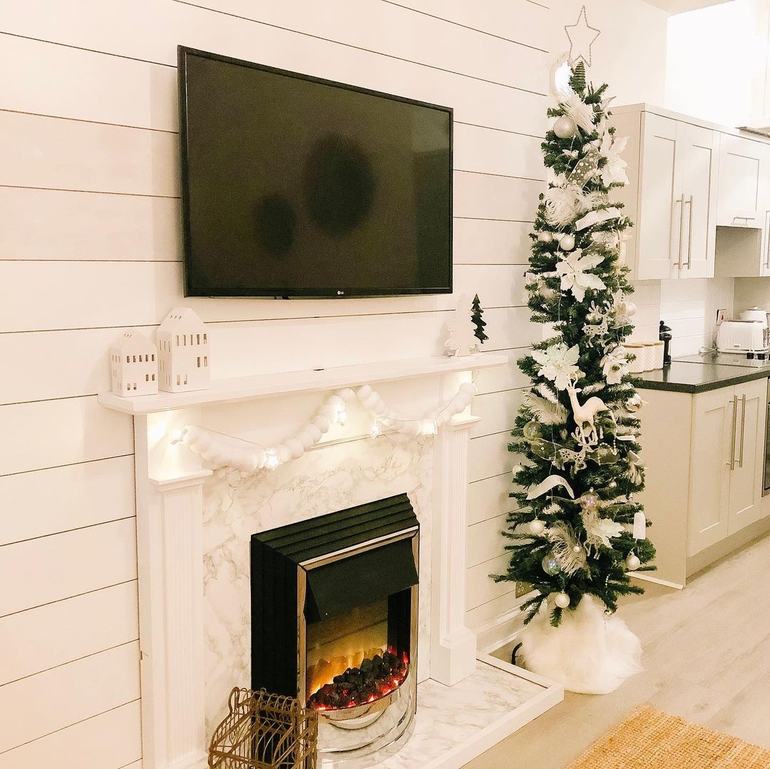 Christmas Tree and Winter White Decor